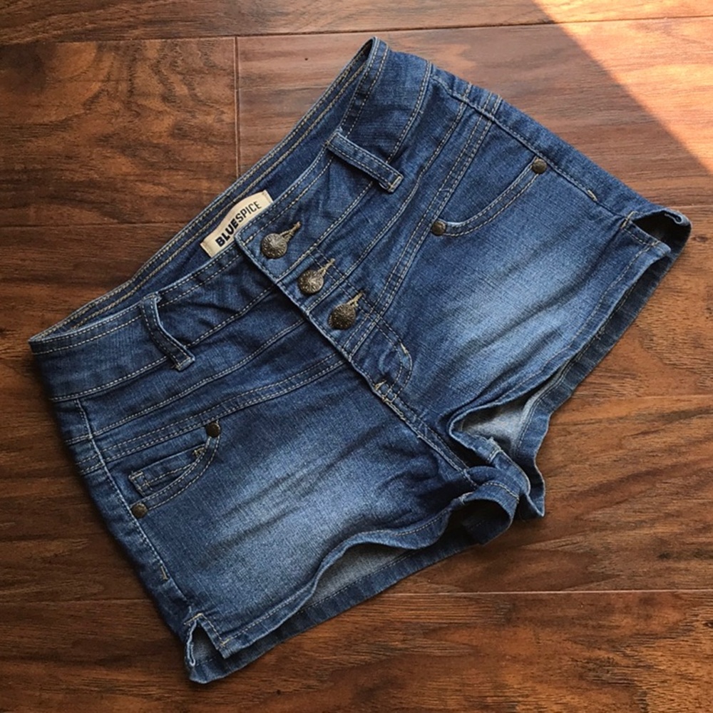 Decorative 3 button down blue jean shorts